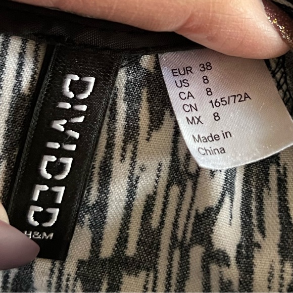 EUC | Divided | Black and White Abstract Patterned Mini Skirt | Size 8 - Picture 7 of 8